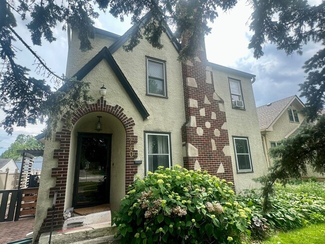 Gorgeous 3 Bedroom Single Family Home with... - Gorgeous 3 Bedroom Single Family Home with...