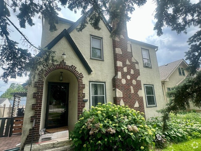 Building Photo - Gorgeous 3 Bedroom Single Family Home with...