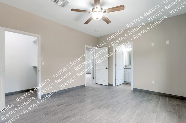 Photo - 820 E 35th St