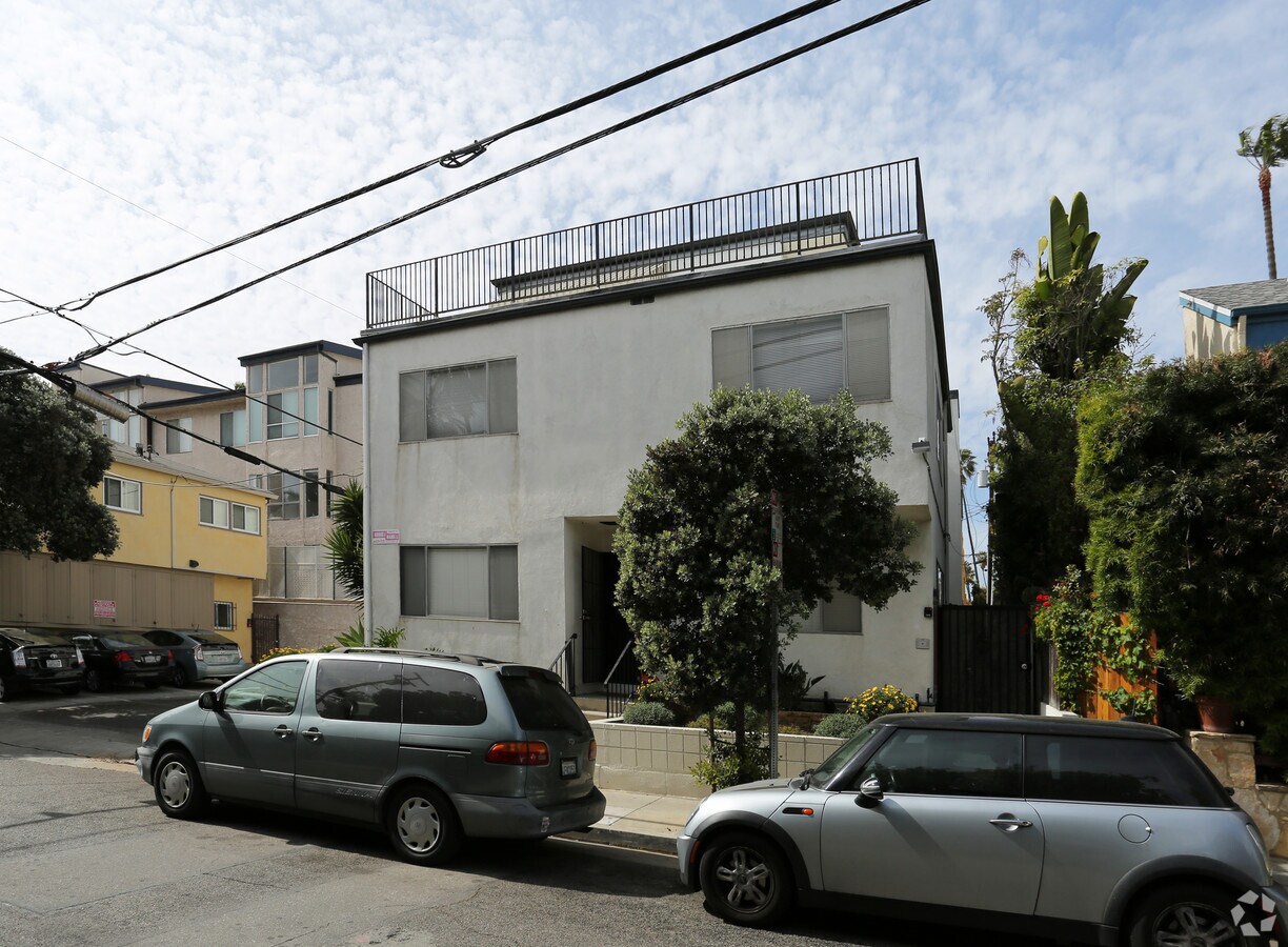 Photo - 117 Strand St 1 block to the beach and Mai...