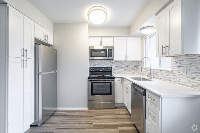 2BR, 1BA - 896SF - Kitchen - Golfview Apartments