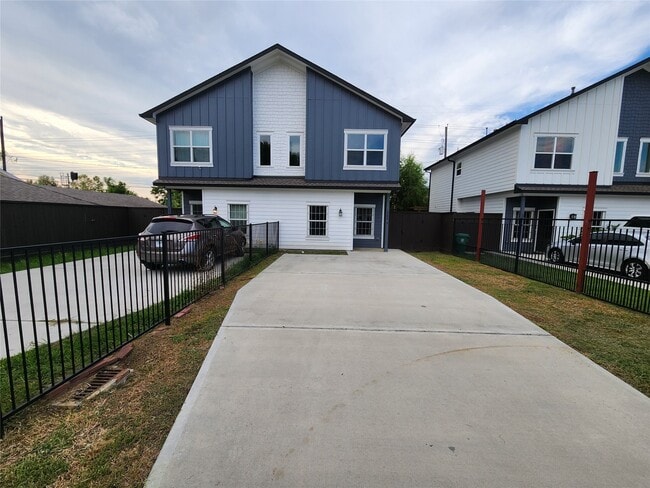 Photo - 2202 Lynnfield St