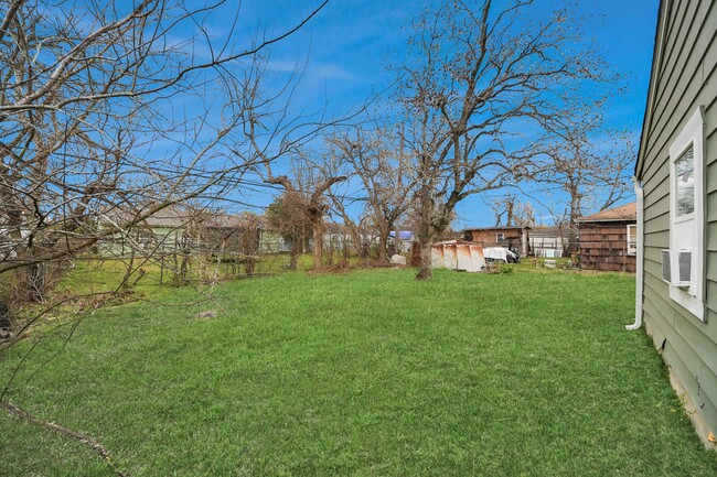 Building Photo - 10506 Sierra Dr
