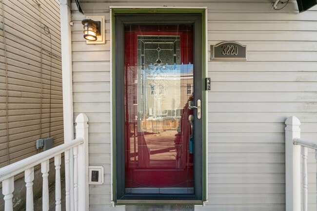 Photo - Charming 3 Bedroom/4 Bathroom Detached Home Located In The South Side Flats. Available Immediately.