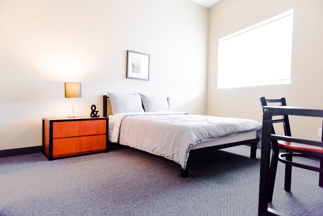 Photo - 185 King St N