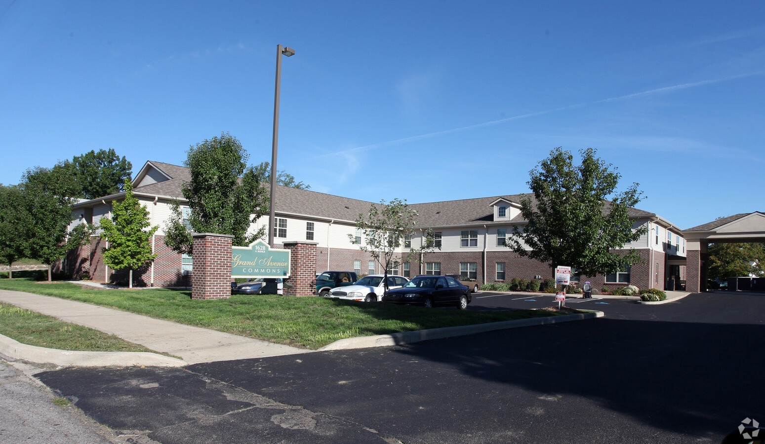 Grand Avenue Commons - Grand Avenue Commons Apartments