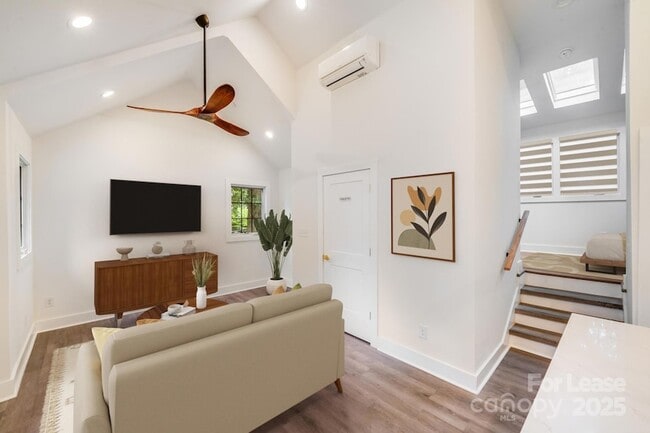 Photo - 465 W Worthington Ave