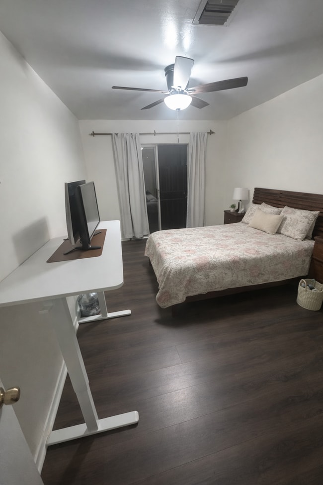 Photo - 160 W 49th St