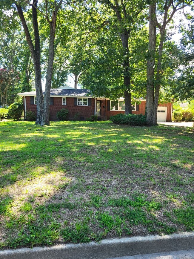 Photo - 1653 Sheppard Ave
