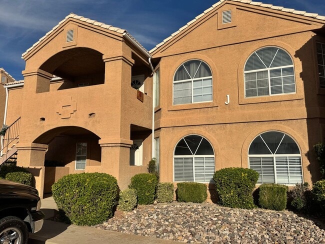 Building Photo - Wonderful La Paloma Home!