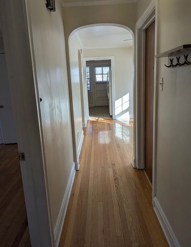 Building Photo - 10415 S Vernon Ave Unit 2