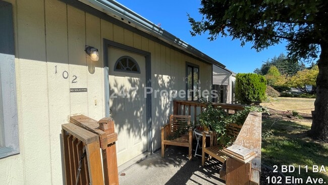 Building Photo - Charming 2 BD | 1 BA House w/ Huge Backyar...