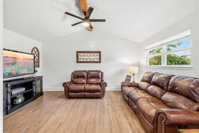 Photo - 315 Mimosa St