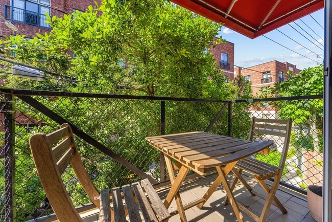 Photo - 824 Ruthven St