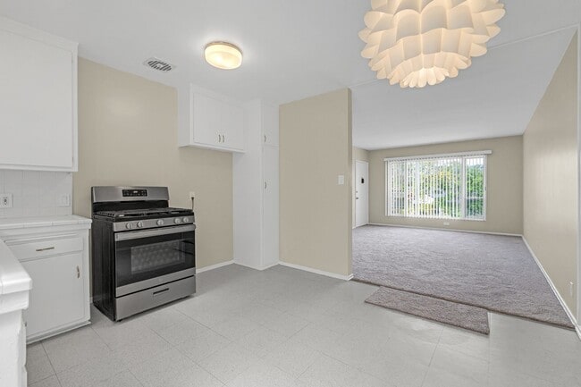 Photo - 2 BEDROOMS 1 BATH UNIT IN GREAT LOCATION!!! Unit 607