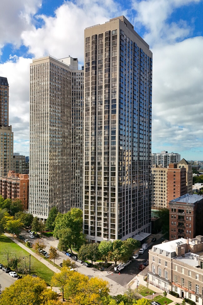 Building Photo - 2650 N Lakeview Ave Unit 1503