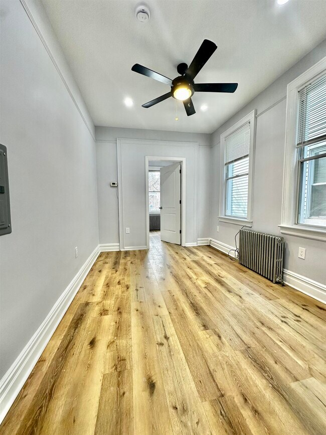 Photo - 160 Van Nostrand Ave Unidad 1