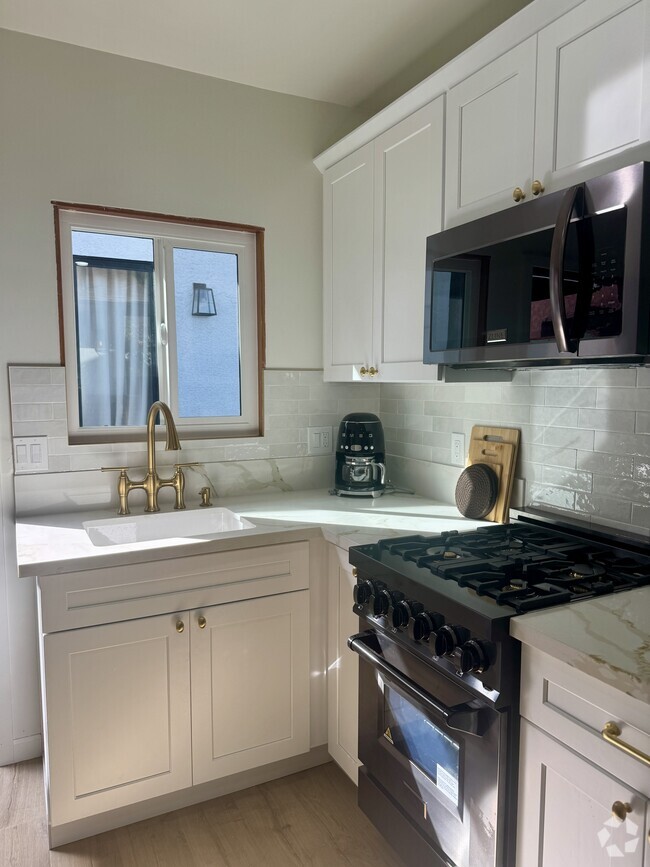 Building Photo - 5016 Briercrest Ave Rental