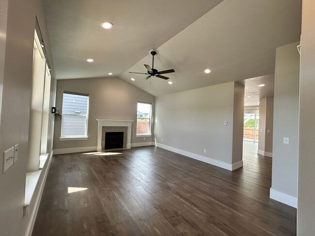 Photo - Beautiful 3 Bed / 2 Bath Single-Level Hamilton Home with Mountain Views