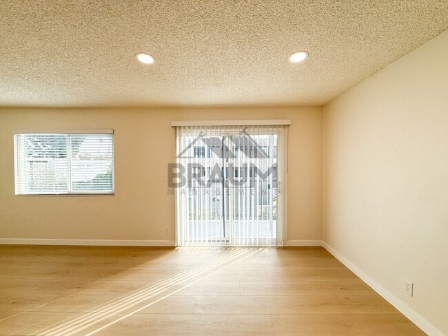 Photo - 14801 Delano St Unidad 9