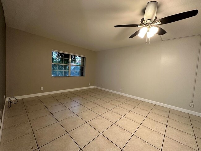 Photo - 555 SE 8th St