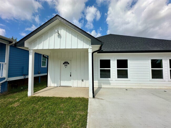 Photo - 243 Broadhurst Dr