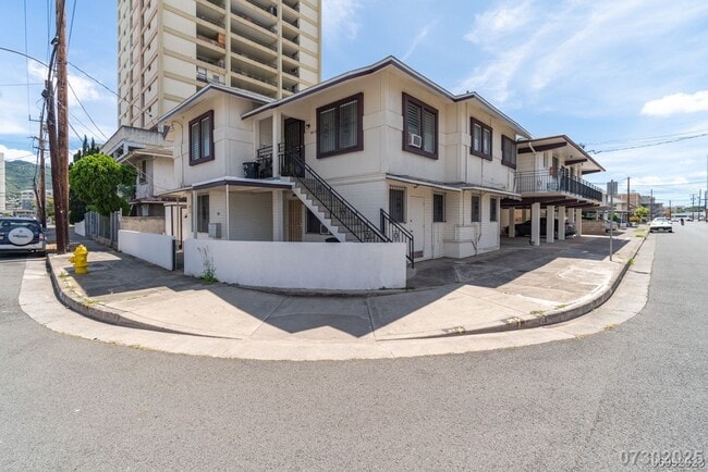 Building Photo - Conveniently Located Moi'ili'ili Apt. near...
