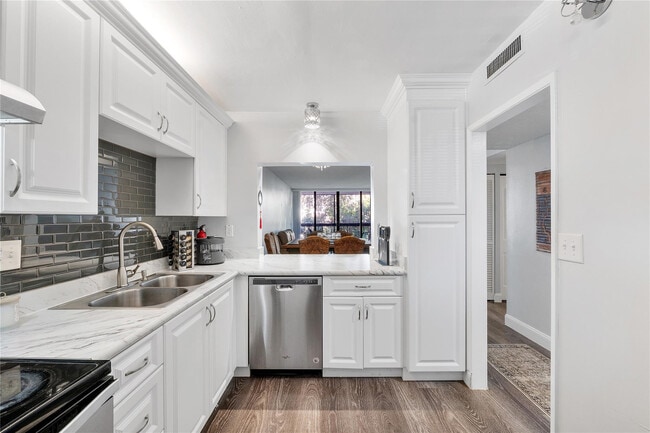 Building Photo - 8437 Forest Hills Dr Unit 203