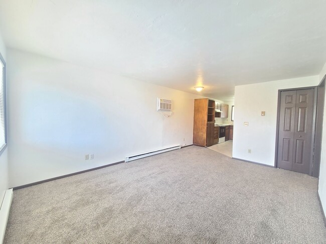 2410-2414 E Queen Ave