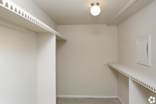 Armario - The Alora Apartments