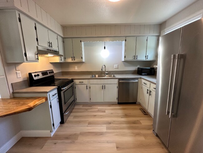 Photo - 103 Empire West Road