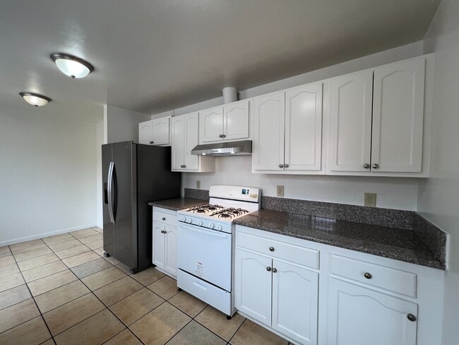 Light-Filled 4-Bed in San Pedro | Garage Parking, Utilities Included, Prime Location