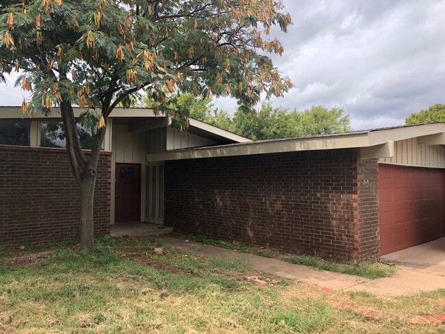 Building Photo - Large 3-Bedroom with Vaulted Ceilings