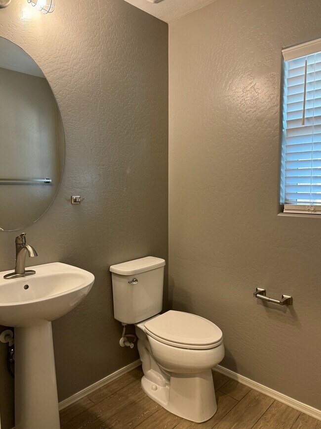 Baño de la planta baja - 11918 W Desert Moon Ct