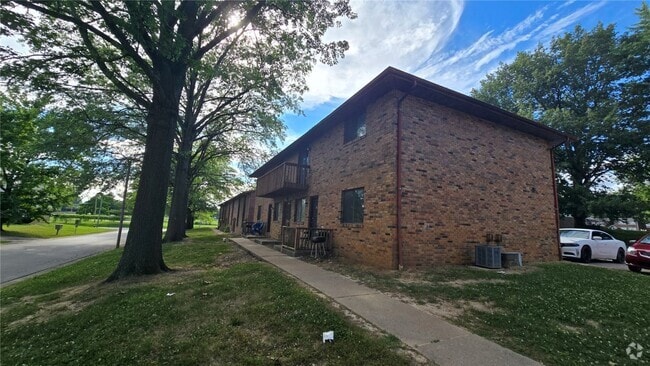 Building Photo - 5 Yorkshire Ln Unit 4 Rental