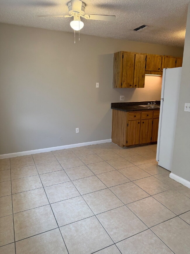 Photo - 1 bedroom 1 bath available in Auburndale Unidad B