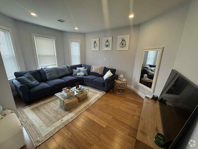 Building Photo - 695 E 7th St Unit 2 Rental