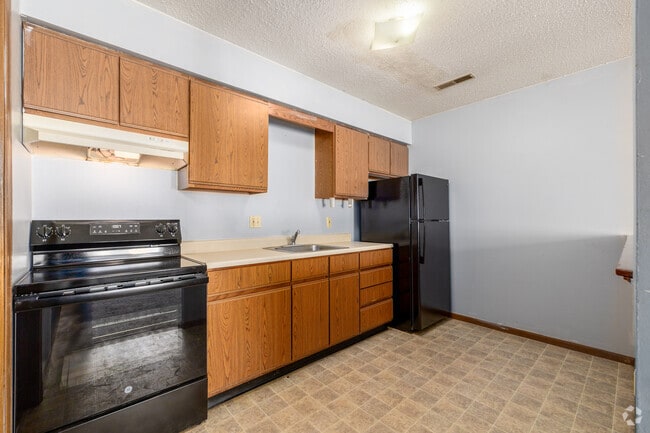 1BR, 1BA — 576SF — Kitchen - Bradlee Park Apartments
