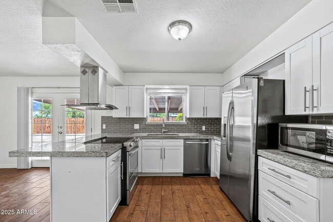 Photo - 720 E Broadway Ln