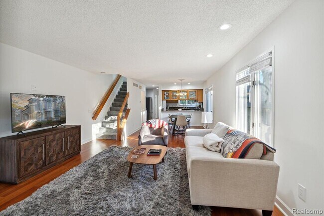 Photo - 677 E Lincoln St Unit 4