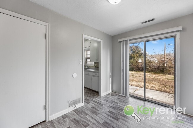 Photo - Cute 3 bedroom house near shopping, restaurants, and WSU