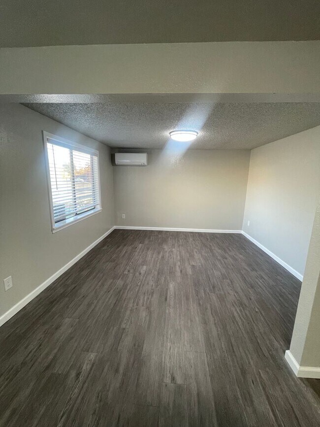 Photo - 6319-6321 N Stevens St