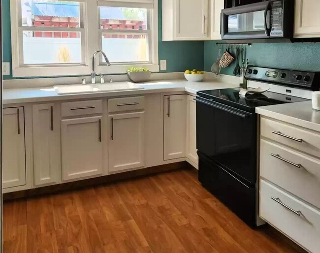 Photo - Adorable house close to University