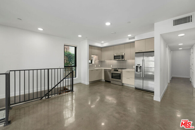 Building Photo - 1250 N Fairfax Ave Unit 206 Rental