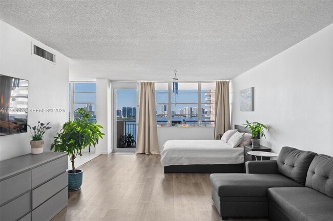 Photo - 250 174th St Unit 915