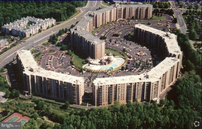 Building Photo - 8370 Greensboro Dr Unit 306 Rental