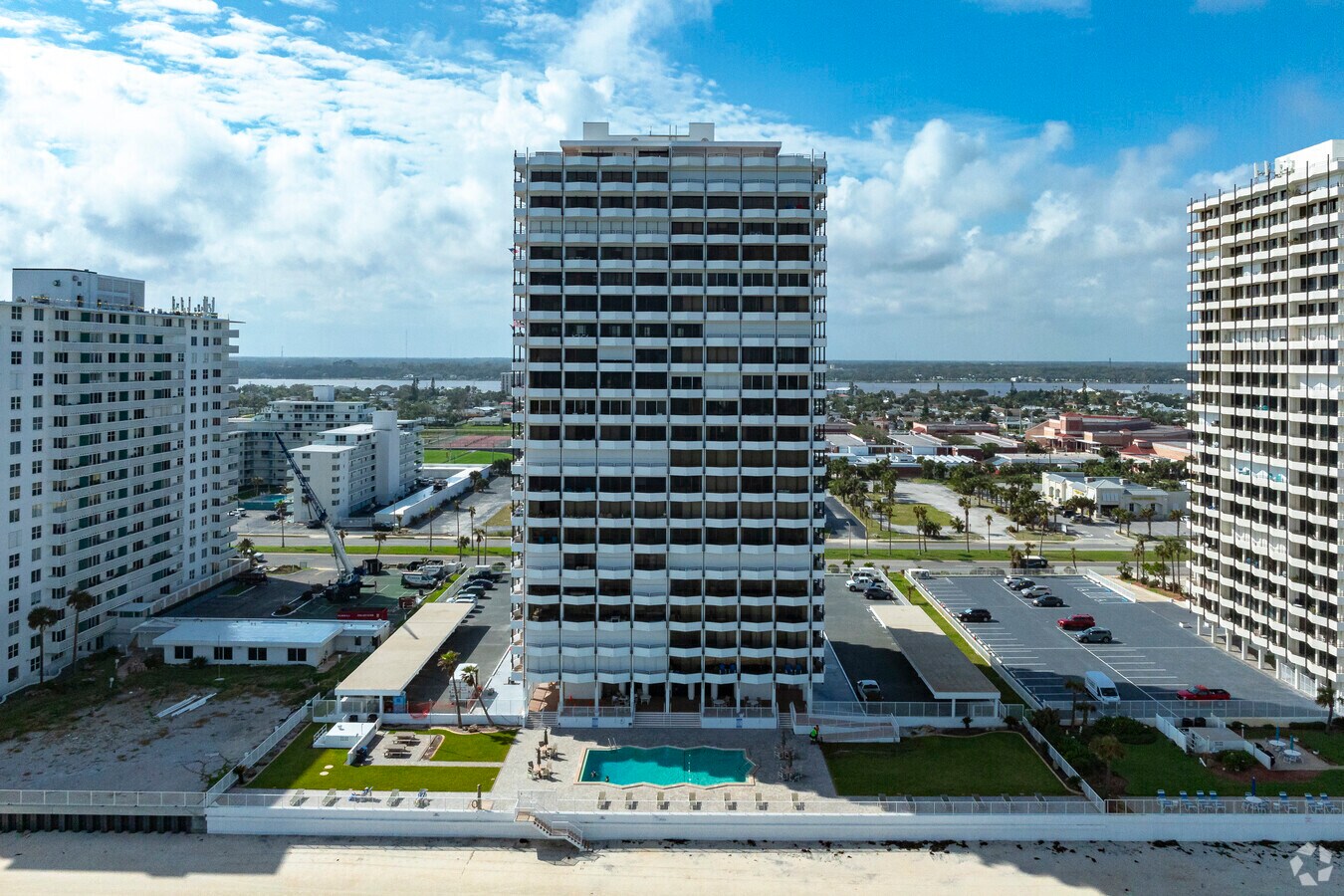 Primario - The Aliki Condominium