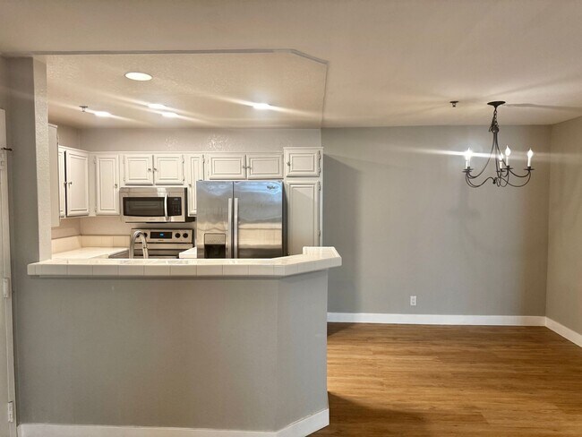 Photo - Oak Park updated 1 Bedroom with mountain views Unit 208