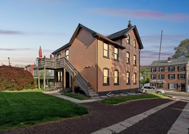 Building Photo - 814 E Hector St Unit 1