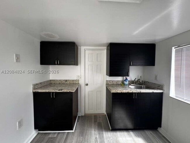 1121 NW 40th St Unit 3